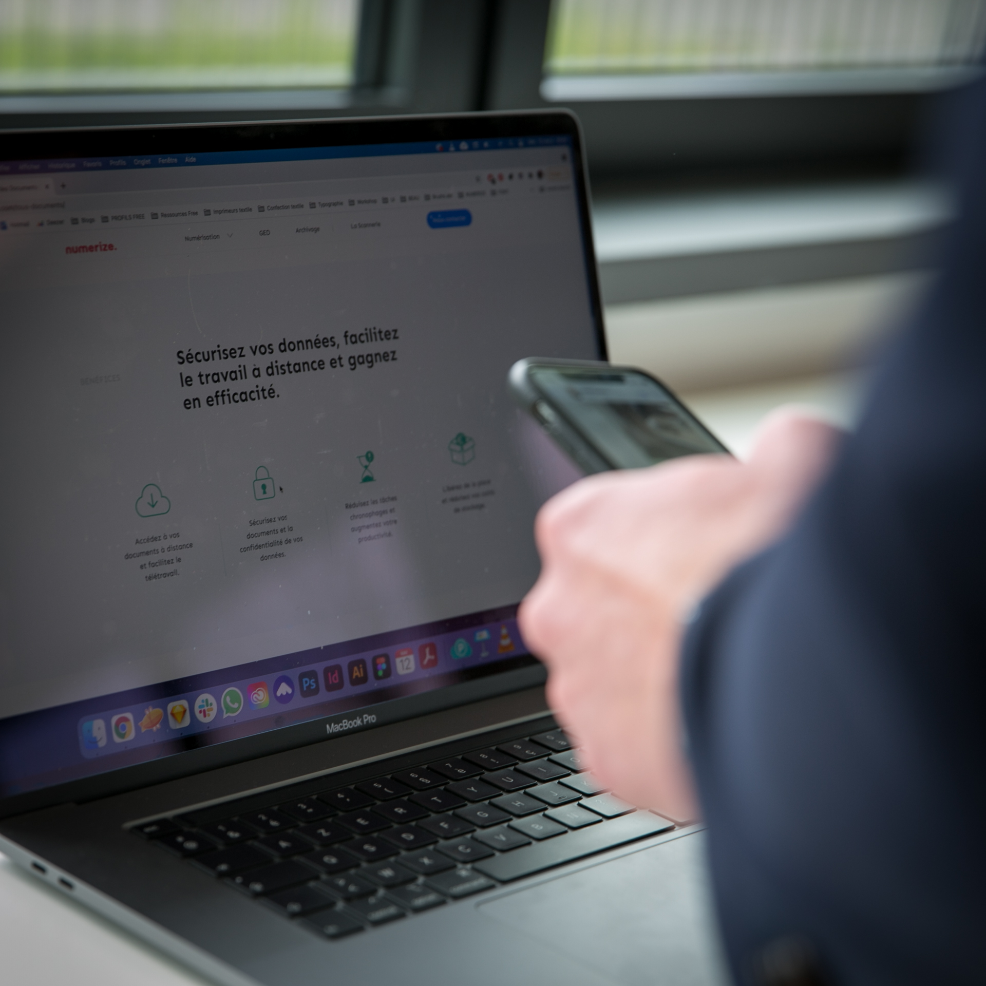 Homme qui télétravail