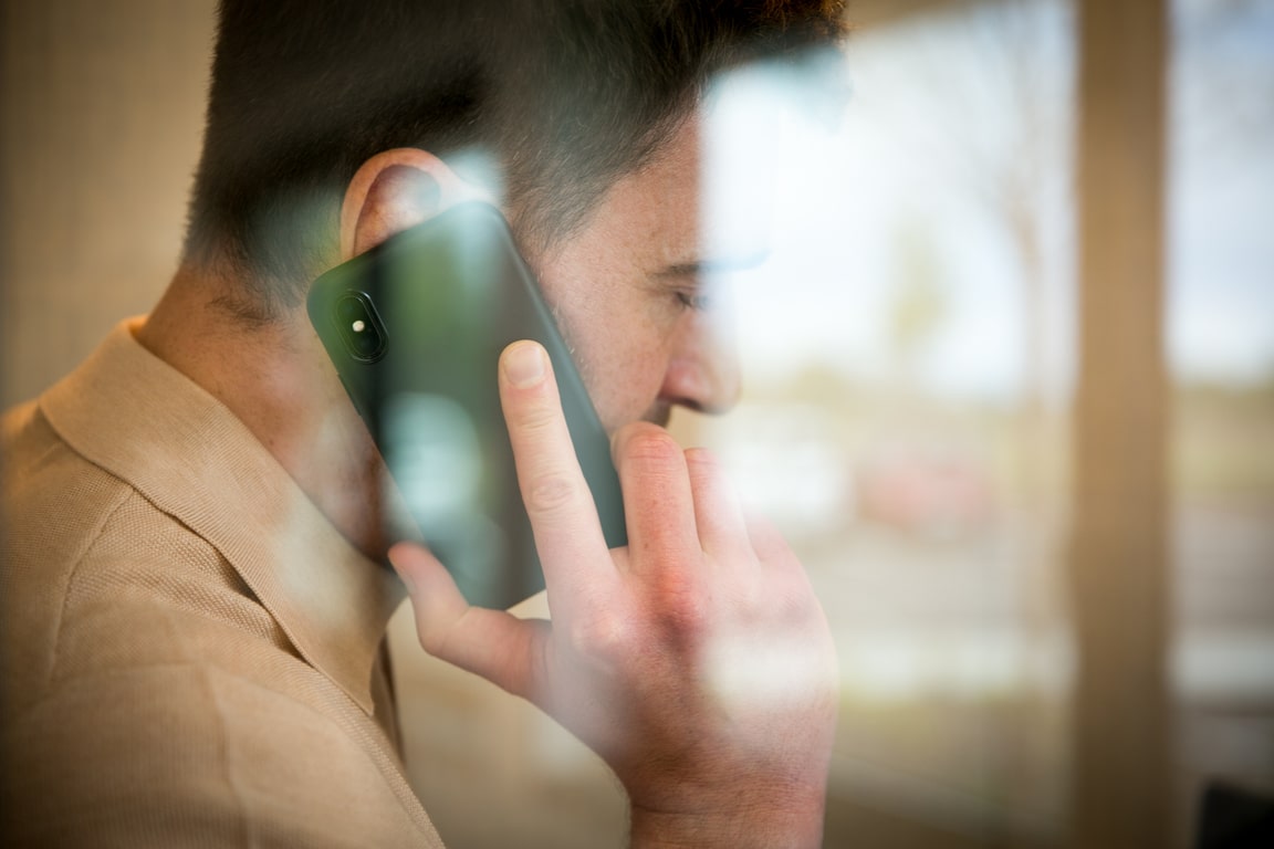 Homme qui télétravail