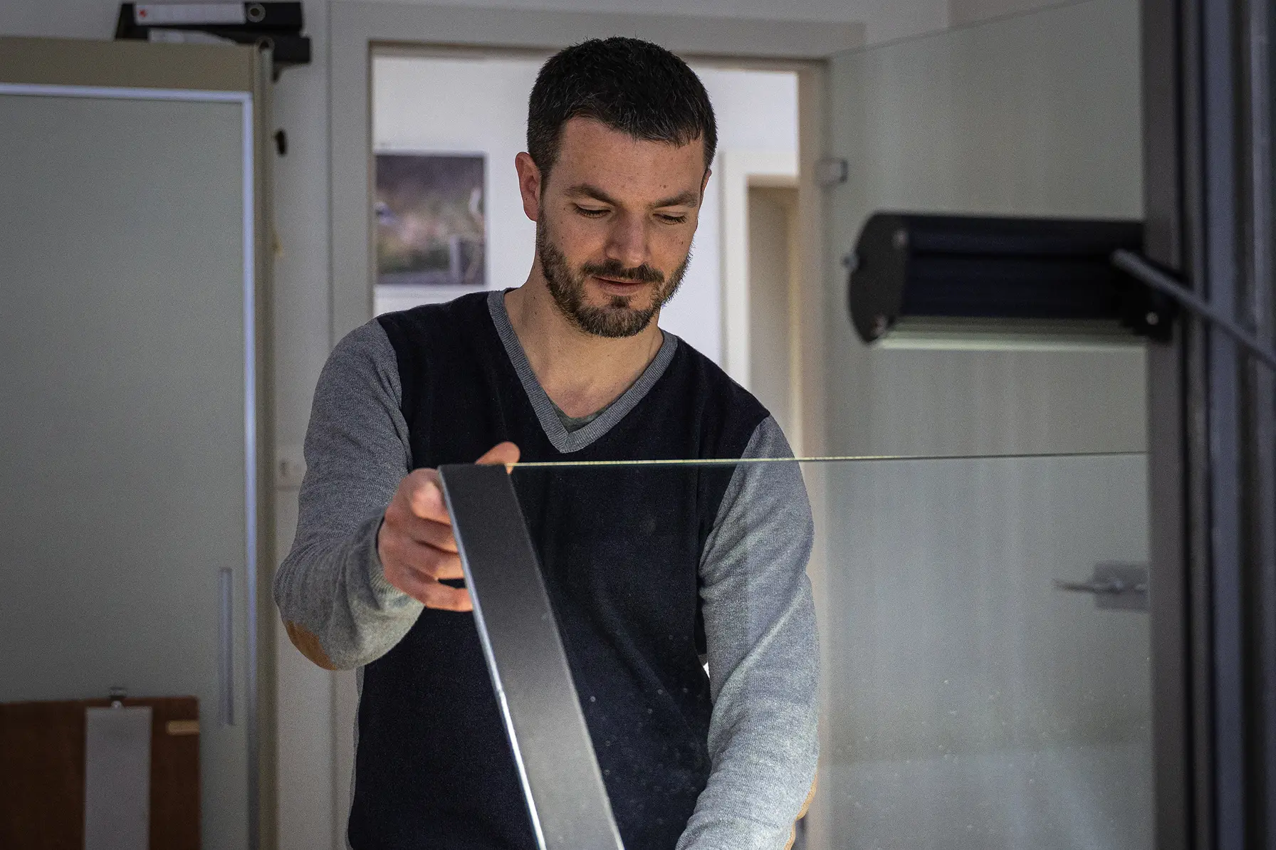 Homme qui numérise