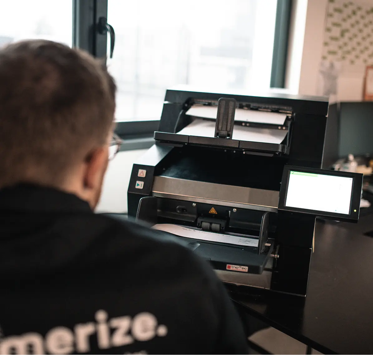 Homme qui numérise