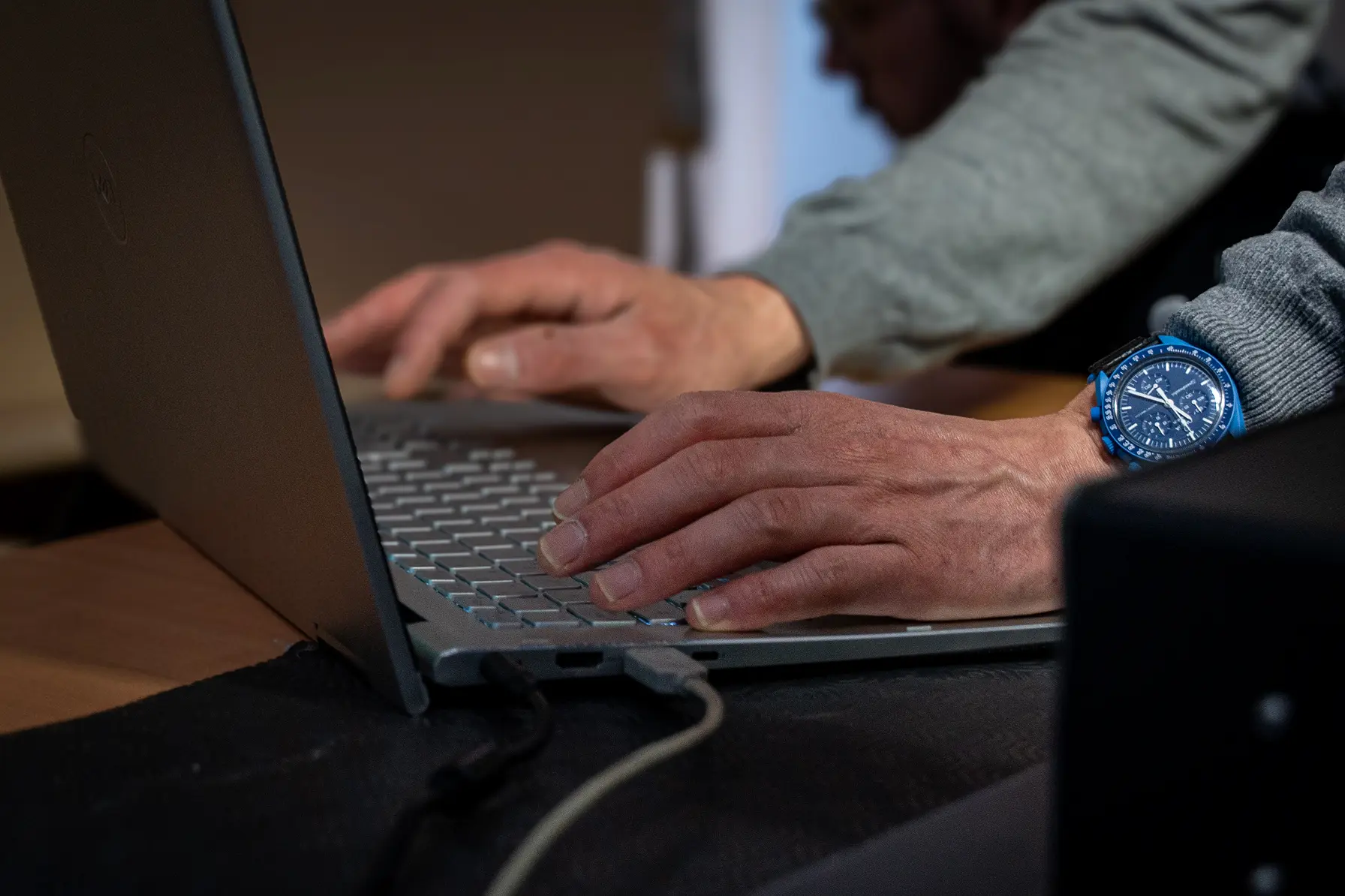 Homme sur ordinateur